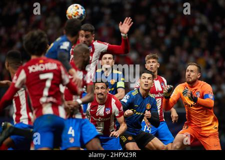 Madrid. 23rd févr. 2022. Les joueurs des deux équipes rivalisent pour le ballon lors du match de la Ligue des champions de l'UEFA de la première jambe de 16 entre l'Atletico de Madrid et Manchester United à Madrid, Espagne, le 23 février 2022. Credit: Meng Dingbo/Xinhua/Alay Live News Banque D'Images