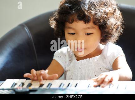 Apprendre au fur et à mesure de sa croissance.Photo d'une petite fille mignonne à la maison. Banque D'Images