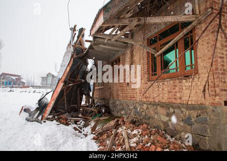 Budgam, Inde. 22nd févr. 2022. Une maison résidentielle vue endommagée dans la région de Bugam Chadoora. La vallée du Cachemire a subi de fortes chutes de neige, ce qui a conduit à la fermeture de routes dans les zones éloignées, outre le retard de plusieurs vols en provenance de l'aéroport de Srinagar. Les services ferroviaires locaux ont également été suspendus. Crédit : SOPA Images Limited/Alamy Live News Banque D'Images