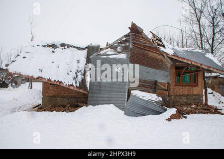 Budgam, Inde. 22nd févr. 2022. Une maison résidentielle vue endommagée dans la région de Bugam Chadoora. La vallée du Cachemire a subi de fortes chutes de neige, ce qui a conduit à la fermeture de routes dans les zones éloignées, outre le retard de plusieurs vols en provenance de l'aéroport de Srinagar. Les services ferroviaires locaux ont également été suspendus. Crédit : SOPA Images Limited/Alamy Live News Banque D'Images