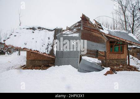 Budgam, Inde. 22nd févr. 2022. Une maison résidentielle vue endommagée dans la région de Bugam Chadoora. La vallée du Cachemire a subi de fortes chutes de neige, ce qui a conduit à la fermeture de routes dans les zones éloignées, outre le retard de plusieurs vols en provenance de l'aéroport de Srinagar. Les services ferroviaires locaux ont également été suspendus. (Photo de Faisal Bashir/SOPA Images/Sipa USA) crédit: SIPA USA/Alay Live News Banque D'Images