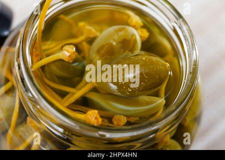 Végétarien de câpres en conserve dans un pot en verre Banque D'Images