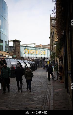 Allée menant au pont de Camden Town, Londres Banque D'Images