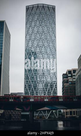 Plan vertical du gratte-ciel de Terre-Neuve à Londres avec un train passant par une rivière Banque D'Images