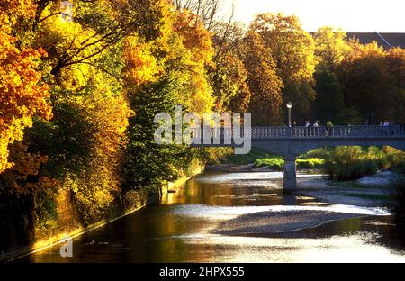 Arbres en automne le long de la rivière Isar et passerelle vers le musée technique de Munich, Allemagne Banque D'Images