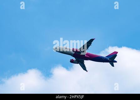 Wizz Air Airbus A320-232 avec enregistrement HA-LPM dans le ciel bleu. Banque D'Images