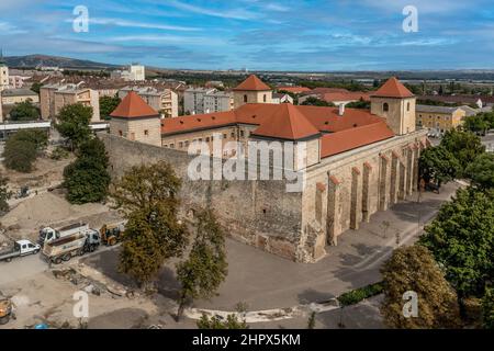 Vue aérienne de l'arrière du château de Thury à Varpalota Hongrie avec quatre tours carrées restauré bâtiment de palais et les contreforts soutenant le château wal Banque D'Images