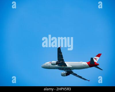 Larnaka, Chypre. 16th févr. 2022. Austrian Airlines Airbus A320-214 avec enregistrement d'un avion OE-LBV dans un ciel bleu. (Photo par Igor Golovniov/SOPA Images/Sipa USA) crédit: SIPA USA/Alay Live News Banque D'Images