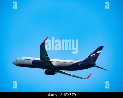 Larnaka, Chypre. 16th févr. 2022. Aeroflot Boeing 737-8LJ (WL) avec immatriculation VP-BNC avion dans le ciel bleu. (Photo par Igor Golovniov/SOPA Images/Sipa USA) crédit: SIPA USA/Alay Live News Banque D'Images