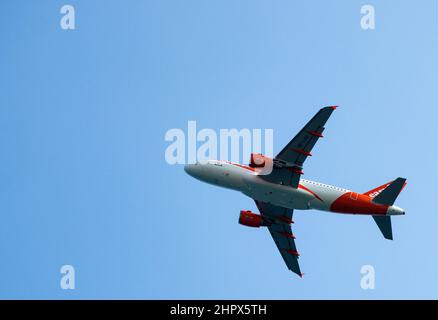 Larnaka, Chypre. 16th févr. 2022. EasyJet Europe Airbus A319-111 avec enregistrement d'un avion OE-LKD dans un ciel bleu. (Photo par Igor Golovniov/SOPA Images/Sipa USA) crédit: SIPA USA/Alay Live News Banque D'Images