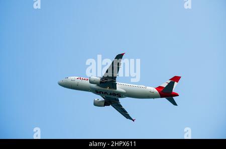 Larnaka, Chypre. 16th févr. 2022. Austrian Airlines Airbus A320-214 avec enregistrement d'un avion OE-LBV dans un ciel bleu. (Credit image: © Igor Golovniov/SOPA Images via ZUMA Press Wire) Banque D'Images