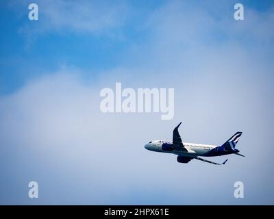 Larnaka, Chypre. 16th févr. 2022. Aegean Airlines Airbus A320-271N avec immatriculation SX-NED dans le ciel bleu. (Credit image: © Igor Golovniov/SOPA Images via ZUMA Press Wire) Banque D'Images