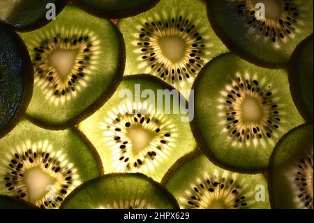 Tranches de citron vert rétroéclairées en détail macro montrant les grains et la texture. Banque D'Images