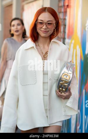 Niki Wu Jie portant un sac Fendi, à l'extérieur du spectacle de mode Fendi pendant la semaine de mode de Milan automne / hiver 2022/2023 Banque D'Images