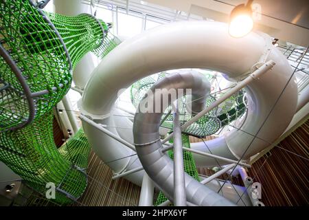 Kiel, Allemagne. 22nd févr. 2022. L'aire de jeux pour enfants dans le bateau de croisière 'Aidacosma'. Le navire est le deuxième de la flotte d'Aida à être alimenté par le gaz naturel liquéfié (GNL). Credit: Sina Schuldt/dpa/Alay Live News Banque D'Images