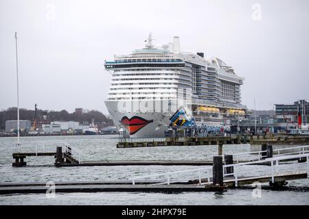 Kiel, Allemagne. 22nd févr. 2022. Le bateau de croisière 'Aidacosma' est dans le port. Le navire est le deuxième de la flotte d'Aida à être alimenté par le gaz naturel liquéfié (GNL). Credit: Sina Schuldt/dpa/Alay Live News Banque D'Images