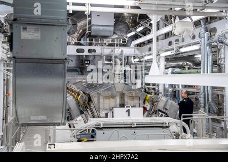 Kiel, Allemagne. 22nd févr. 2022. La salle des machines du bateau de croisière 'Aidacosma'. Le navire est le deuxième de la flotte d'Aida à être alimenté par le gaz naturel liquéfié (GNL). Credit: Sina Schuldt/dpa/Alay Live News Banque D'Images