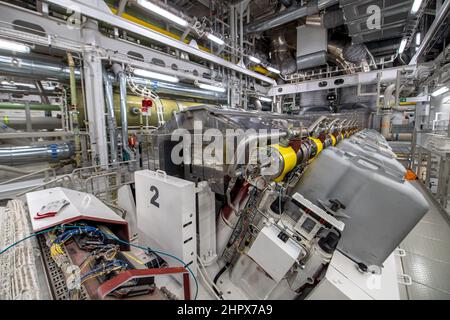 Kiel, Allemagne. 22nd févr. 2022. La salle des machines du bateau de croisière 'Aidacosma'. Le navire est le deuxième de la flotte d'Aida à être alimenté par le gaz naturel liquéfié (GNL). Credit: Sina Schuldt/dpa/Alay Live News Banque D'Images