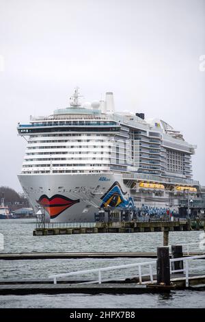 Kiel, Allemagne. 22nd févr. 2022. Le bateau de croisière 'Aidacosma' est dans le port. Le navire est le deuxième de la flotte d'Aida à être alimenté par le gaz naturel liquéfié (GNL). Credit: Sina Schuldt/dpa/Alay Live News Banque D'Images