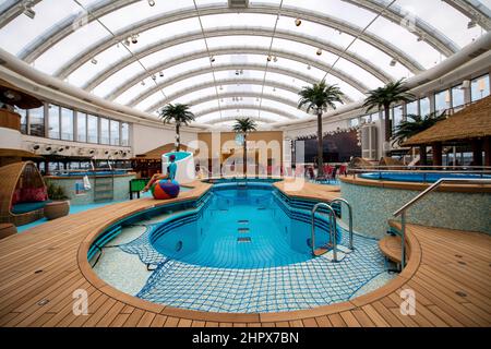 Kiel, Allemagne. 22nd févr. 2022. Le Beach Club dans le bateau de croisière 'Aidacosma'. Le navire est le deuxième de la flotte d'Aida à être alimenté par le gaz naturel liquéfié (GNL). Credit: Sina Schuldt/dpa/Alay Live News Banque D'Images