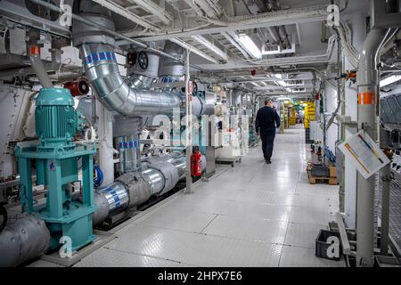 Kiel, Allemagne. 22nd févr. 2022. La salle des machines du bateau de croisière 'Aidacosma'. Le navire est le deuxième de la flotte d'Aida à être alimenté par le gaz naturel liquéfié (GNL). Credit: Sina Schuldt/dpa/Alay Live News Banque D'Images