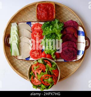 Incroyable nourriture de matière première colorée pour hamburger vegan de patate douce violette avec sauce tomate, salade, concombre, nourriture saine pour le petit déjeuner qui ri Banque D'Images