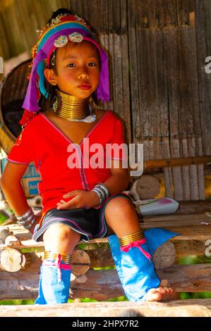 Un peu jeune fille de la tribu Karen Hill, Chiang Mai, Thaïlande. Banque D'Images