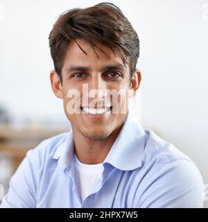 Homme d'affaires avisé. Un beau jeune homme d'affaires souriant. Banque D'Images
