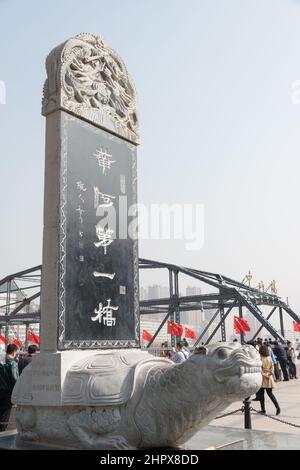 LANZHOU, CHINE - Monument au pont Sun Yat-Sen (Zhongshan Qiao). Un célèbre premier pont traversant la rivière jaune à Lanzhou, Gansu, Chine. Banque D'Images