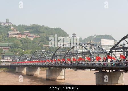 LANZHOU, CHINE - Pont Sun Yat-Sen (Zhongshan Qiao). Un célèbre premier pont traversant la rivière jaune à Lanzhou, Gansu, Chine. Banque D'Images