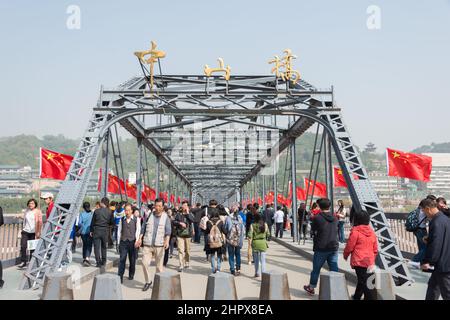 LANZHOU, CHINE - Visiteur au pont Sun Yat-Sen (Zhongshan Qiao). Un célèbre premier pont traversant la rivière jaune à Lanzhou, Gansu, Chine. Banque D'Images