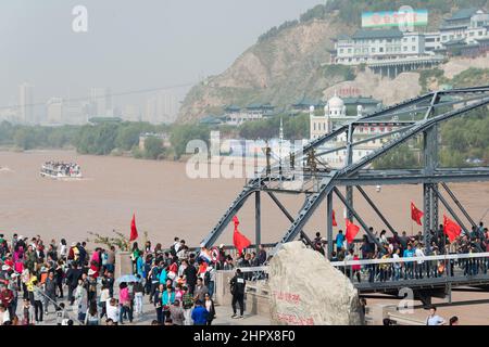 LANZHOU, CHINE - Visiteur au pont Sun Yat-Sen (Zhongshan Qiao). Un célèbre premier pont traversant la rivière jaune à Lanzhou, Gansu, Chine. Banque D'Images