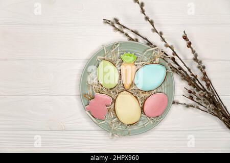 Délicieux biscuits aux couleurs vives sur fond de bois blanc. Banque D'Images
