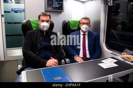 Munich, Allemagne. 24th févr. 2022. Markus Söder (l, CSU), premier ministre de Bavière, et Florian Herrmann (CSU), chef de la Chancellerie d'État bavaroise, s'assoient sur un train ÖBB pour Vienne à la gare principale. Söder souhaite rencontrer le chancelier Nehammer et le ministre de l'intérieur Karner à Vienne. Credit: Sven Hoppe/dpa/Alay Live News Banque D'Images