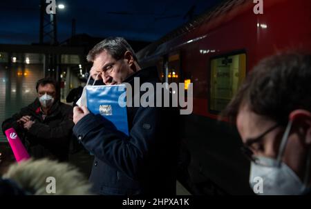 Munich, Allemagne. 24th févr. 2022. Markus Söder (CSU), Premier ministre de Bavière, se démasque pour un communiqué de presse devant un train ÖBB pour Vienne à la gare principale. Söder souhaite rencontrer le chancelier Nehammer et le ministre de l'intérieur Karner à Vienne. Credit: Sven Hoppe/dpa/Alay Live News Banque D'Images