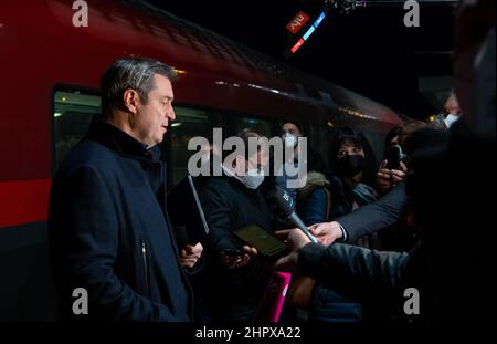 Munich, Allemagne. 24th févr. 2022. Markus Söder (CSU), Premier ministre de Bavière, fait une déclaration à la presse à la gare principale, en face d'un train ÖBB pour Vienne. Söder souhaite rencontrer le chancelier Nehammer et le ministre de l'intérieur Karner à Vienne. Credit: Sven Hoppe/dpa/Alay Live News Banque D'Images