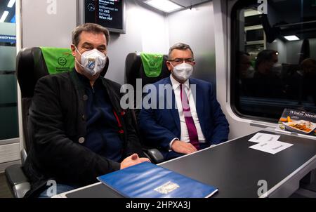 Munich, Allemagne. 24th févr. 2022. Markus Söder (l, CSU), premier ministre de Bavière, et Florian Herrmann (CSU), chef de la Chancellerie d'État bavaroise, s'assoient sur un train ÖBB pour Vienne à la gare principale. Söder souhaite rencontrer le chancelier Nehammer et le ministre de l'intérieur Karner à Vienne. Credit: Sven Hoppe/dpa/Alay Live News Banque D'Images