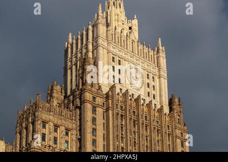 MOSCOU, RUSSIE, - 20 FÉVRIER 2022 : la construction du Ministère des Affaires étrangères de Russie contre le ciel sombre. Banque D'Images