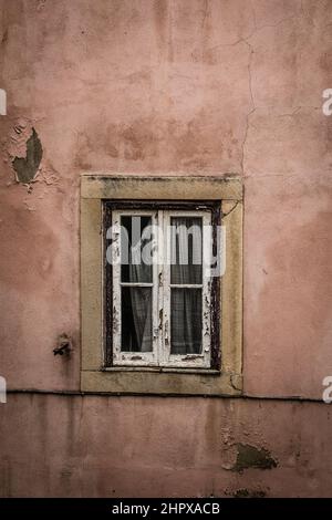 un contraste agréable entre l'ancienne fenêtre en bois et le mur coloré de la maison. Une photo de Lisbonne Banque D'Images