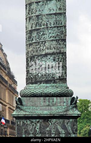 Colonne de la victoire érigée par Napoléon en 1810 et architecture environnante sur place Vendôme, Paris, France, Europe Banque D'Images