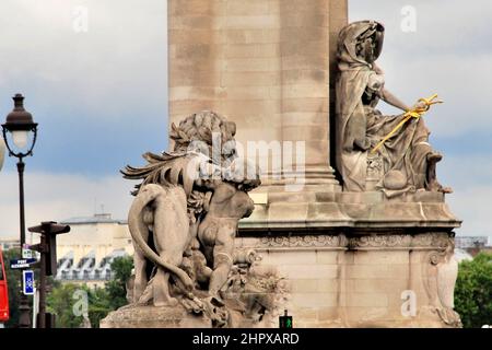 Les idoles sculptées en pierre sur le Pont Alexandre III , Paris, France Banque D'Images