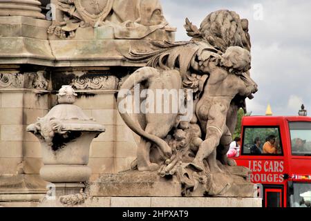 Les idoles sculptées en pierre sur le Pont Alexandre III , Paris, France Banque D'Images