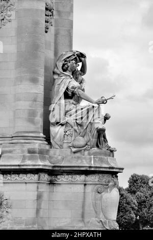 Les idoles sculptées en pierre sur le Pont Alexandre III , Paris, France Banque D'Images