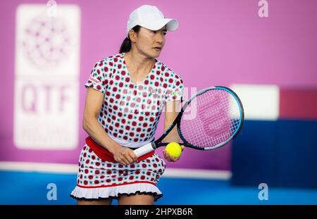 Doha, Qatar - le 23 février 2022, Shuko Aoyama du Japon en action pendant le quart de finale double de l'Open de Qatar TotalEnergies, tournoi de tennis WTA 1000 du 23 février 2022 2022 au complexe de tennis et de squash de Khalifa à Doha, Qatar - photo : Rob Prange/DPPI/LiveMedia Banque D'Images