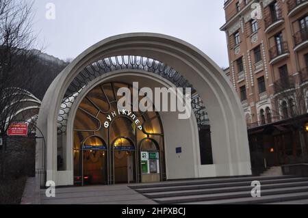 Entrée extérieure inférieure du funiculaire de Kiev reliant les quartiers d'Uppertown et de Podil à travers la colline escarpée de Volodymyrska. Il a ouvert en 1905. Banque D'Images