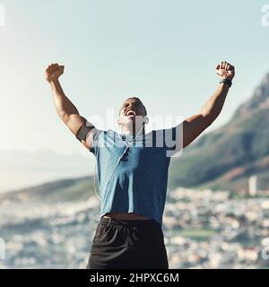 La victoire est la mienne parce que j'ai terminé ma course de fitness. Coupe courte d'un jeune homme à l'extérieur. Banque D'Images