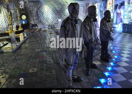 Des personnages portant des masques à gaz et des combinaisons chimiques dans une exposition au Musée de Tchernobyl à Kiev (Kiev), Ukraine. Banque D'Images