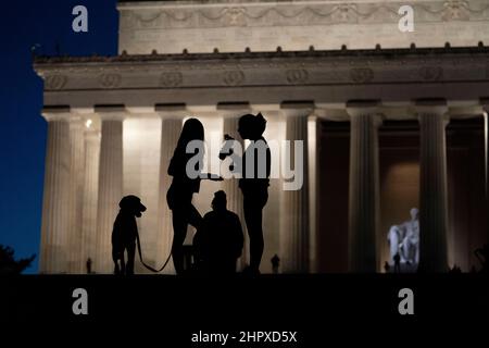 Washington, États-Unis. 23rd févr. 2022. Les gens visitent le Lincoln Memorial à Washington, DC, aux États-Unis, le 23 février 2022. De plus en plus d'États américains se mettent à lever leur mandat en matière de masque et de vaccins, le taux de nouvelles infections par le COVID-19 ayant atteint son plus bas niveau depuis novembre. Les États-Unis sont en moyenne environ 78 000 nouveaux cas par jour, le plus bas depuis novembre 11, selon les dernières données des Centers for Disease Control and Prevention (CDC) des États-Unis. Credit: Liu Jie/Xinhua/Alay Live News Banque D'Images