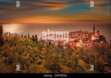 Slovénie Litorale e Carso Pirano Veduta con cattedrale di san Giorgio dalle Mura |Côte de Slovénie et Kras Piran - vue avec cathédrale depuis les murs Banque D'Images