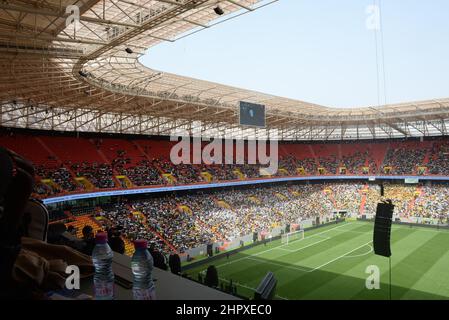 Dakar. 22nd févr. 2022. Photo prise le 22 février 2022 montre une vue sur le stade 'Abdoulaye Wade' à Diamniadio, à 30 km de la capitale Dakar, Sénégal. Le stade Abdoulaye Wade, nommé d'après le troisième président du Sénégal, a été construit pour un coût de 155 milliards de francs CFA (environ 267,9 millions de dollars américains), ont déclaré les autorités. Crédit: Dieylani Seydi/Xinhua/Alay Live News Banque D'Images